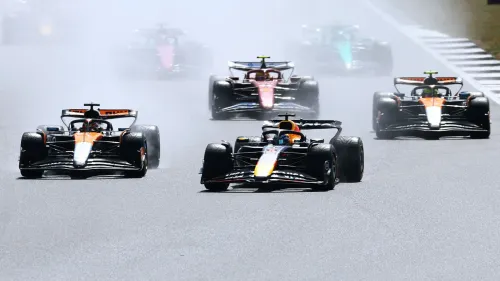سيارات فورمولا 1 تتسابق على حلبة سيلفرستون خلال سباق جائزة بريطانيا الكبرى، مع ظروف جوية ممطرة وضبابية.