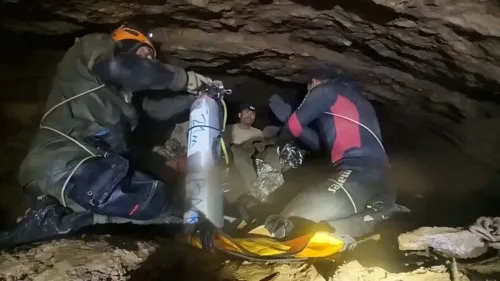 غوّاصون يتجهّزون في كهف مغمور بالمياه، حيث يسعون لإنقاذ رجال محاصرين بعد أسبوع من البحث عن الذهب في ظروف خطرة.