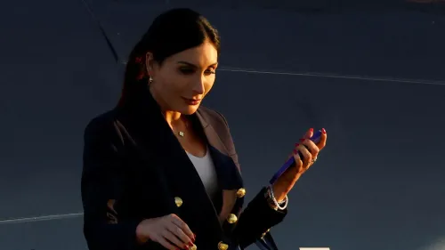 لورا لومر، الناشطة اليمينية، تغادر مجمع البيت الأبيض بعد اجتماع مغلق مع نائب الرئيس جيه دي فانس، وسط أجواء من التوتر السياسي.