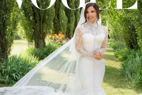 فستان زفاف لورين سانشيز من دولتشي آند غابانا، بتصميم أنيق ذو رقبة عالية وطرحة تقليدية، محاط بطبيعة خضراء.