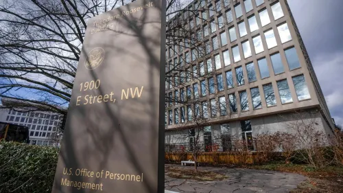 مبنى إدارة شؤون الموظفين الأمريكية، الذي يُظهر علامة مدخل المبنى على شارع E، في سياق الدعوى القضائية حول أمن بيانات العاملين الفيدراليين.