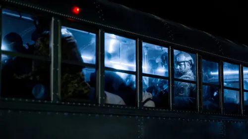 صورة لجنود داخل حافلة مظلمة، حيث يظهر بعضهم بملابس عسكرية، في سياق احتجاز فنزويليين في السلفادور.