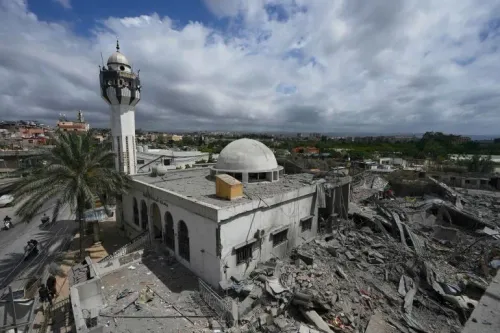 تظهر الصورة مسجدًا مدمّرًا في منطقة لبنانية، محاطًا بأنقاض المباني المتضررة، مما يعكس آثار الحرب المستمرة والأزمات الاقتصادية.