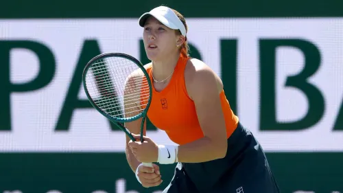 ميرا أندريفا، لاعبة التنس المراهقة، تستعد لإرسال الكرة خلال نهائي إنديان ويلز بعدما تغلبت على أرينا سابالينكا.