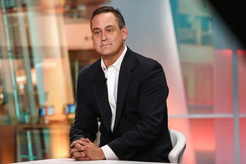 دوغ ليبدا، مؤسس LendingTree، يجلس في استوديو، مع تعبير جاد، بعد وفاته المفاجئة في حادث سيارة، مما أثار حزنًا في عالم الأعمال.