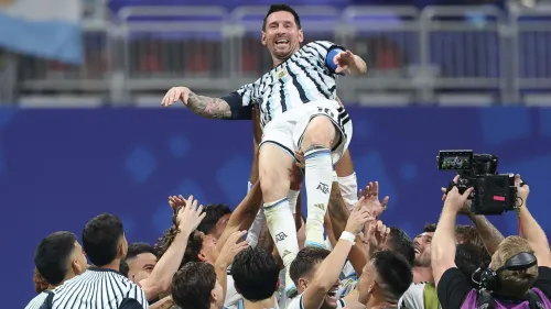 ليونيل ميسي يحتفل مع منتخب الأرجنتين بعد تسجيل هدف، في وداعه الأخير مع الفريق الوطني على استاد المونومنتال.