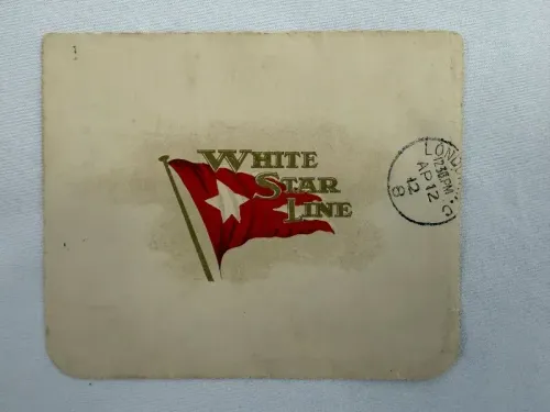 بطاقة بريدية تحمل شعار شركة "وايت ستار لاين" مع ختم تاريخي في 10 أبريل 1912، تتعلق برسالة كتبها راكب تيتانيك أرشيبالد جرايسي.
