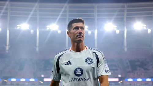 روبرت ليفاندوفسكي نجم Chicago Fire في ملعب مضاء، يعكس تأملاته بعد نهائي كأس العالم 2026 الذي شهد تتويج إسبانيا.