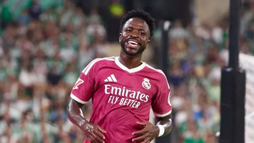 لاعب ريال مدريد فينيشيوس جونيور مبتسم خلال مباراة، يعكس نجاح وكالة Roc Nation Sports في تمديد عقده وتأثيرها في كرة القدم الأوروبية.