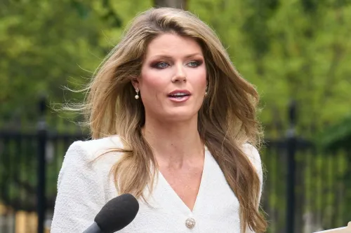 المدعية العامة ليندسي هاليغان تتحدث للصحفيين في الخارج، مع خلفية خضراء، بعد توجيه اتهامات ضد المدعية العامة ليتيتيا جيمس.