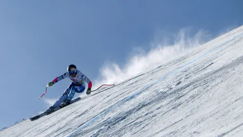 ليندسي فون تتزلج على منحدر ثلجي، مع ترك أثر خلفها، أثناء مشاركتها في سباق سوبر جي في بطولة العالم للتزلج الألبي.