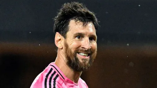 ليونيل ميسي مبتسم يرتدي زي تدريب وردي استعداداً لمباراته الوداعية مع منتخب الأرجنتين في بوينس آيرس.