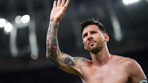 ليونيل ميسي يلوح بيده للجماهير بعد مباراة وداعه مع المنتخب الأرجنتيني، معبرًا عن مشاعر الوداع والامتنان.