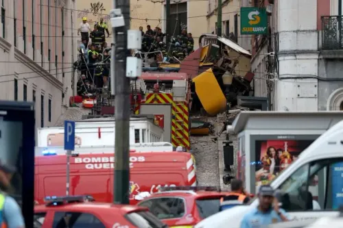 حادث مروع في لشبونة حيث انقلب القطار الجبلي المائل غلوريا، مع وجود طواقم الطوارئ في الموقع لمساعدة الضحايا.