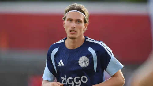 لاعب كرة قدم شاب يرتدي زي أجاكس الهولندي خلال تدريباته، مرتبط بمفاوضات ليفربول لضم باركولا من باريس سان جيرمان.