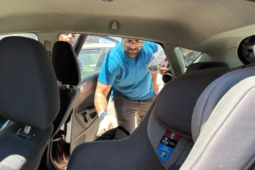 فهد أبو هيكل يفتش في السيارة بعد حادثة إطلاق النار التي أودت بحياة ابنه الرضيع سام، في الخليل. تُظهر الصورة مقعد الطفل الخلفي وأجواء الحادثة المأساوية.