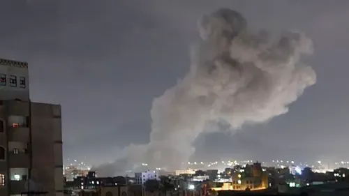 دخان كثيف يتصاعد من منطقة حضرموت في اليمن بعد غارة جوية، مما يعكس التوترات العسكرية المستمرة في المنطقة.