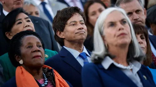 النائب شري ثانيدار وسط مجموعة من الديمقراطيين، يعبر عن موقفه بشأن التصويت على عزل ترامب، مما يثير استياء القيادة.