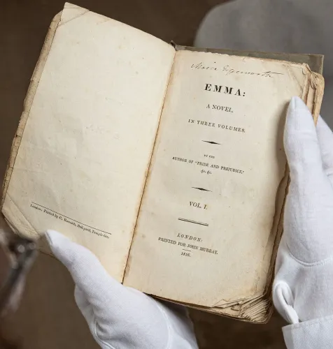 نسخة قديمة من رواية "إيما" لجين أوستن، تظهر العنوان والمعلومات الطباعية، مع تفاصيل تبرز حالة الكتاب.