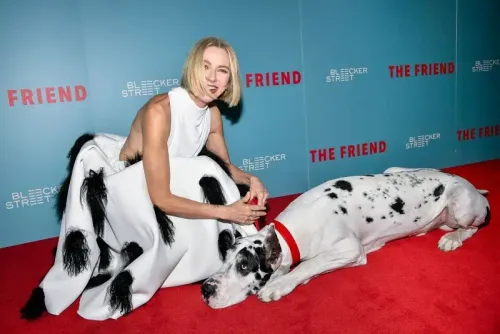 ناعومي واتس تتفاعل مع كلبها بينغ، الدانماركي العظيم، على السجادة القرمزية في العرض الأول لفيلم "الصديق" في نيويورك، بإطلالة أنيقة.