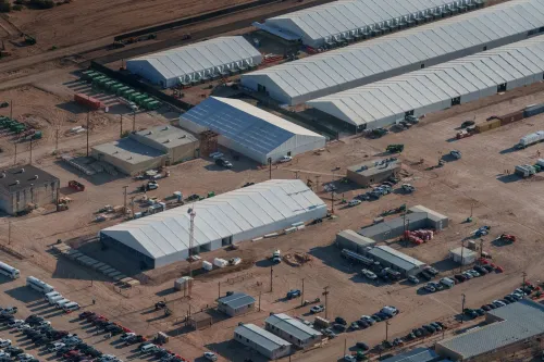 مرافق احتجاز المهاجرين الجديدة تتضمن خيام كبيرة، بُنيت لتستوعب حتى 10,000 شخص، في إطار جهود وزارة الأمن الداخلي لبناء مراكز أسرع.