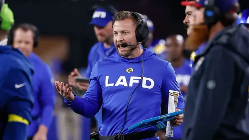 فريق لوس أنجلوس رامز يكرم رجال الإطفاء، مع المدرب شون ماكفاي يتحدث خلال حدث خاص لدعم جهود الإغاثة من حرائق الغابات.