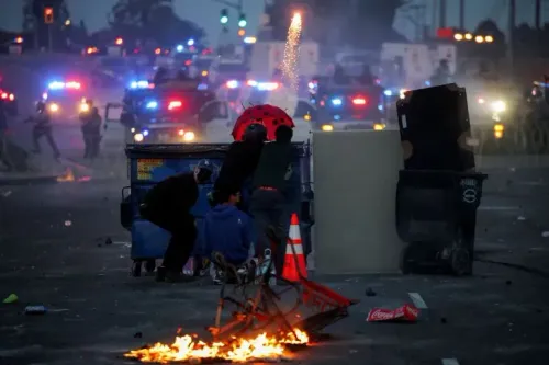 اشتباكات بين المتظاهرين والشرطة في لوس أنجلوس، مع استخدام الغاز المسيل للدموع، وسط احتجاجات ضد مداهمات الهجرة.