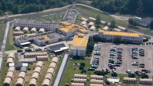 صورة جوية لمجمع سجن في لويزيانا، يظهر المبنى الرئيسي مع أسطح صفراء وأكشاك سكنية، في سياق مناقشة تنفيذ حكم الإعدام باستخدام غاز النيتروجين.