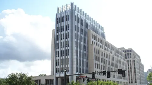 مبنى وزارة الصحة في لويزيانا يتألق بتصميمه العصري تحت سماء صافية، مع التركيز على التغييرات في سياسة التطعيم.