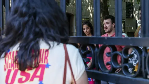 محتجون يتجمعون أمام مركز احتجاز في لويزيانا لدعم محمود خليل، الناشط المؤيد للفلسطينيين، أثناء جلسة استماع قانونية.