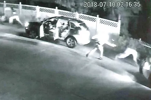 لقطة من كاميرا مراقبة تُظهر شرطية تطلق النار على رجل أثناء إيقافه في باتون روج، مما أدى إلى إصابته بالشلل الجزئي.