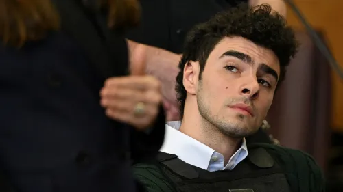 محامي لويجي مانجيوني، المتهم بقتل رئيس شركة يونايتد للرعاية الصحية، يسعون لمنع عقوبة الإعدام، معتبرينها حيلة سياسية.