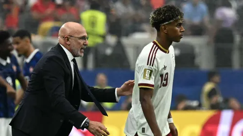 المدرب لويس دي لا فوينتي يواسي اللاعب لامين يمال أثناء خروجه من ملعب نصف نهائي كأس العالم بعد إصابة طفيفة.