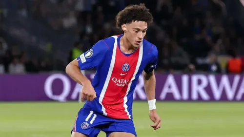 لاعب باريس سان جيرمان مغنس أكليوش يرتدي الرقم 11 خلال مباراة دوري أبطال أوروبا، مع تركيز على أدائه التكتيكي تحت قيادة لويس إنريكي.