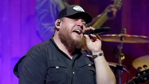 لوك كومبس يغني على المسرح، معبرًا عن مشاعره. يتحدث عن تجربته مع الوسواس القهري والقلق، مؤكدًا إمكانية النجاح رغم التحديات.