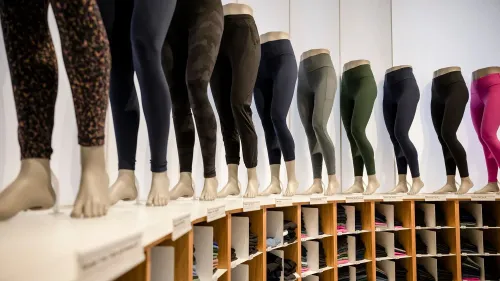 سراويل رياضية ملونة معروضة على دمى في متجر، تمثل منتجات لولوليمون التي تتعرض للقرصنة من قبل كوستكو.
