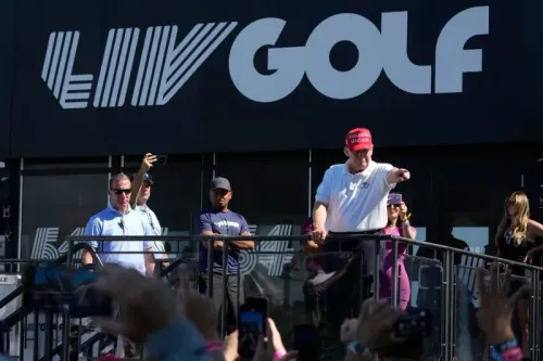 دونالد ترامب يتحدث في حدث للجولف، محاطاً بجمهور، مع شعار "LIV GOLF" خلفه، مما يعكس اهتمامه بالتوسع في مشاريع الجولف في الشرق الأوسط.