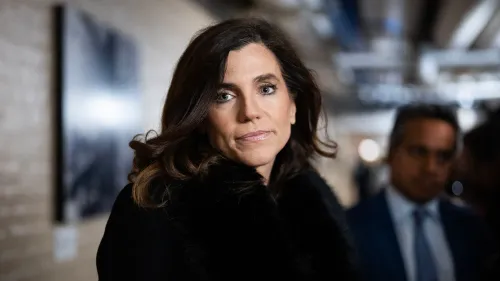 تظهر النائبة نانسي مايس بتعبير جاد أثناء حديثها في مجلس النواب، حيث تتحدث عن مزاعم الاعتداءات التي تعرضت لها.