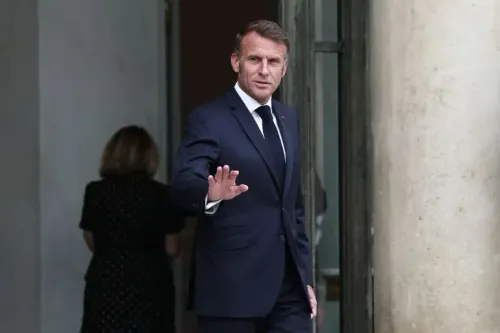 ماكرون يخرج من مقر الرئاسة، معبرًا عن استيائه من تصريحات نتنياهو حول معاداة السامية، في سياق التوترات بين فرنسا وإسرائيل.