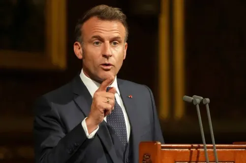 ماكرون يتحدث في مناسبة رسمية، معبراً عن التزام فرنسا بالاعتراف بدولة فلسطين، في إطار جهود السلام في الشرق الأوسط.