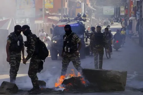 اشتباكات بين الشرطة ومحتجين في شوارع أنتاناناريفو، مع دخان الغاز المسيل للدموع والنيران في الشارع، وسط احتجاجات ضد الحكومة.