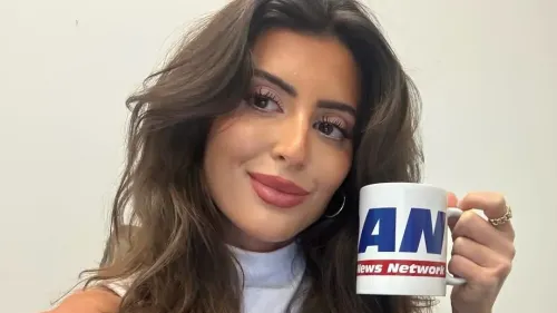 غابرييل كوتشيا، كبيرة مراسلي البنتاغون السابقة، تحمل فنجاناً يحمل شعار شبكة OAN، تعبيراً عن دعمها للصحافة المحافظة.