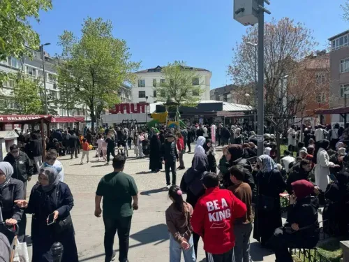 مشهد لشارع مزدحم في إسطنبول بعد زلزال بقوة 6.2 درجة، حيث يتجمع الناس في حالة من الذعر وسط الأشجار والمباني.