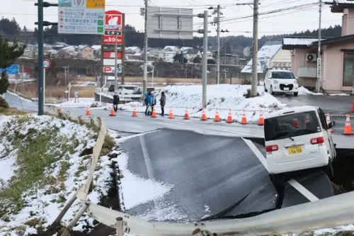 شعار عاجل لقناة الجزيرة، مع خلفية بيضاء، يشير إلى الأخبار العاجلة حول زلزال بقوة 6.7 درجة في اليابان وتحذيرات من تسونامي.