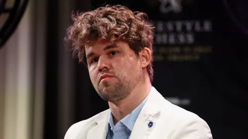 ماغنوس كارلسن، بطل العالم في الشطرنج، يظهر في حدث "ماغنوس ضد العالم"، حيث واجه تحديات من الجمهور في مباراة تاريخية عبر الإنترنت.