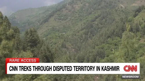 تسلق فريق CNN عبر أراضٍ متنازع عليها في كشمير، موضحًا التوترات الجيوسياسية بين الهند وباكستان وتأثيرها على السفر.