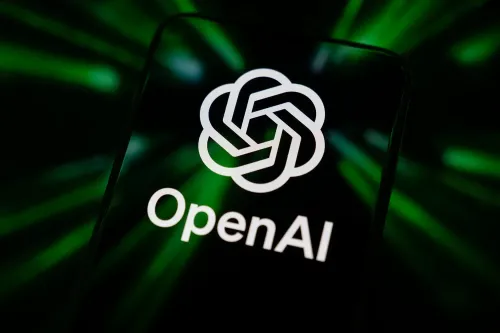 شعار OpenAI مضاء بخلفية خضراء، يرمز إلى الابتكار في مجال الذكاء الاصطناعي والشراكة مع AMD لتعزيز قوة الحوسبة.