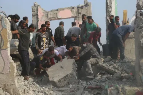 أشخاص يعملون على إزالة الأنقاض من مدرسة مدمّرة في إيران بعد قصف استهدفها، وسط مشهد من الحزن والجهود للبحث عن ضحايا.