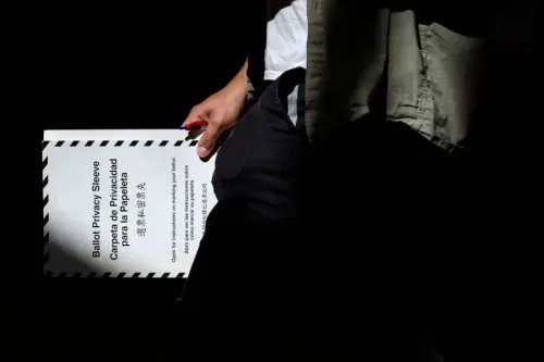 شخص يحمل مظروف بطاقات الاقتراع مكتوب عليه "حماية الخصوصية للبطاقة" أثناء انتظار نتائج الانتخابات التمهيدية لعمدة نيويورك.