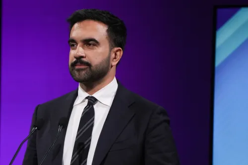 زهران ممداني، المرشح الديمقراطي لرئاسة بلدية نيويورك، يتحدث خلال مناظرة، مع التركيز على تعيين مفوضة الشرطة جيسيكا تيش.